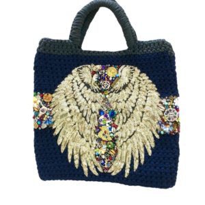 Bolsa tejida y bordada a mano con dijes y parche de alas XL