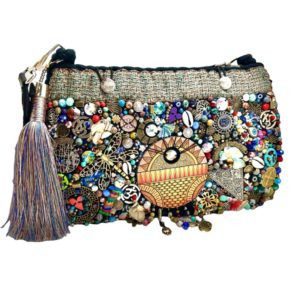 Bolsa tejida y bordada a mano con dijes, cristales y madera