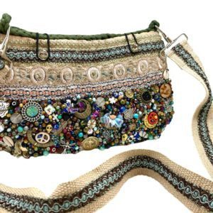 Bolsa tejida y bordada a mano verde militar con dijes y asa