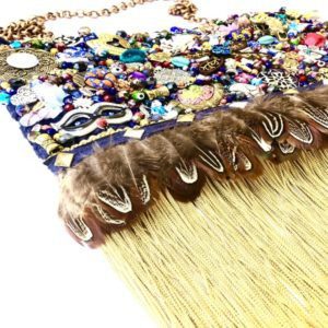 Bolsa tejida y bordada con diferentes dijes