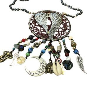 Collar con atrapa sueños, dijes de protección y alas