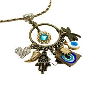 Collar con atrapasueños y dijes de protección