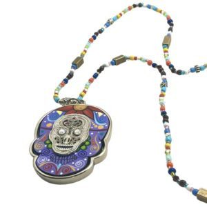 Collar con calavera pintada a mano y chaquira