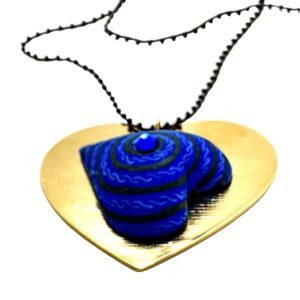 Collar con corazón de metal y madera